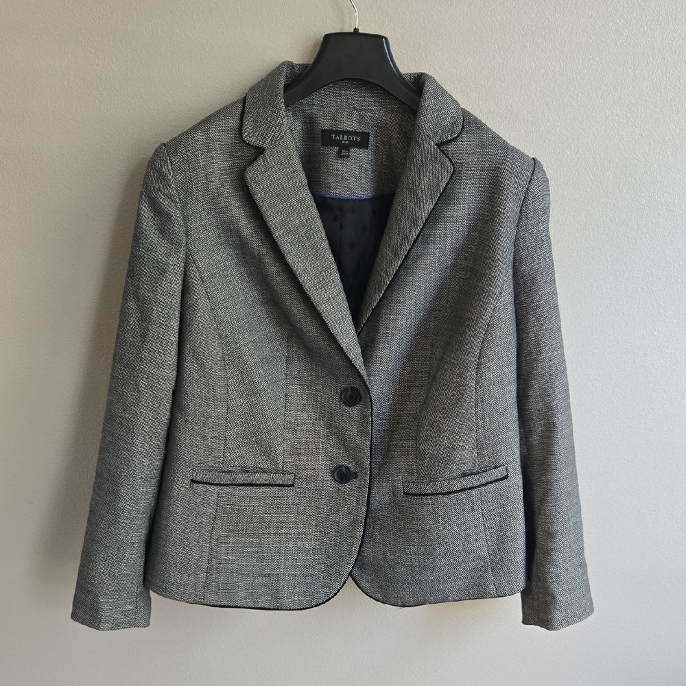 Talbots Gray Suit Jacket with Fitted Silhouette and Professional Tailoring